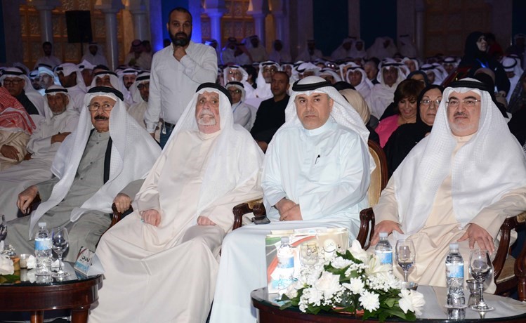 مرشح الدائرة الثانية النائب السابق خليل الصالح والنائب السابق ومرشح الدائرة الخامسة عبدالله التميمي يتقدمان الحضور﻿