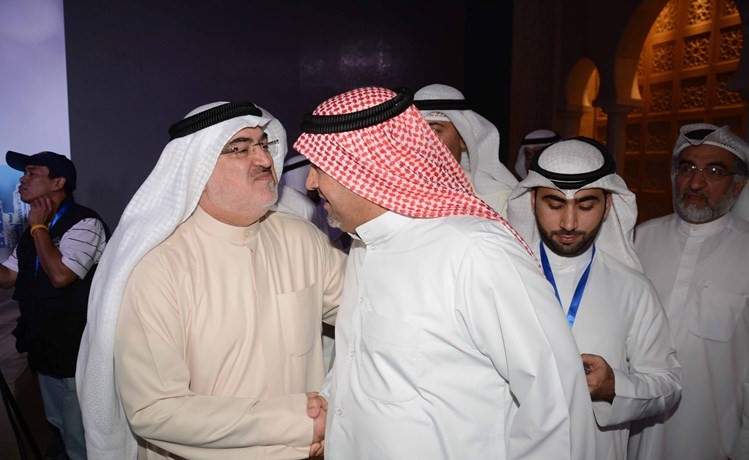 خليل الصالح مستقبلا الناخبين﻿
