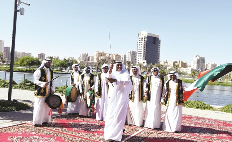 جانب من حفل الافتتاح تبدو فيه فرقة شعبية 	(ريليش كومار)﻿
