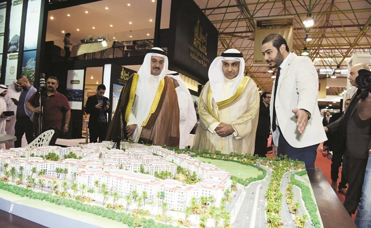 العنزي مطلعا على احد النماذج العقارية المشاركة في المعرض﻿