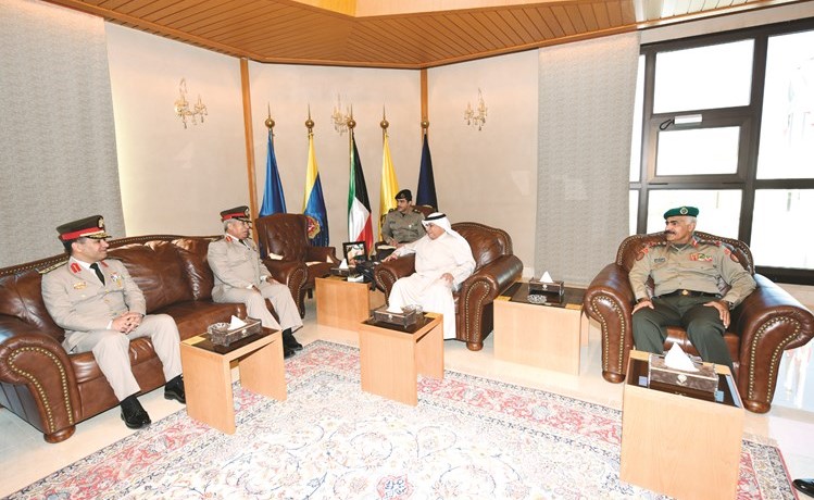 الشيخ خالد الجراح والفريق الركن محمد الخضر خلال لقائهما مساعد وزير الدفاع المصري اللواء اركان حرب أحمد ابراهيم﻿