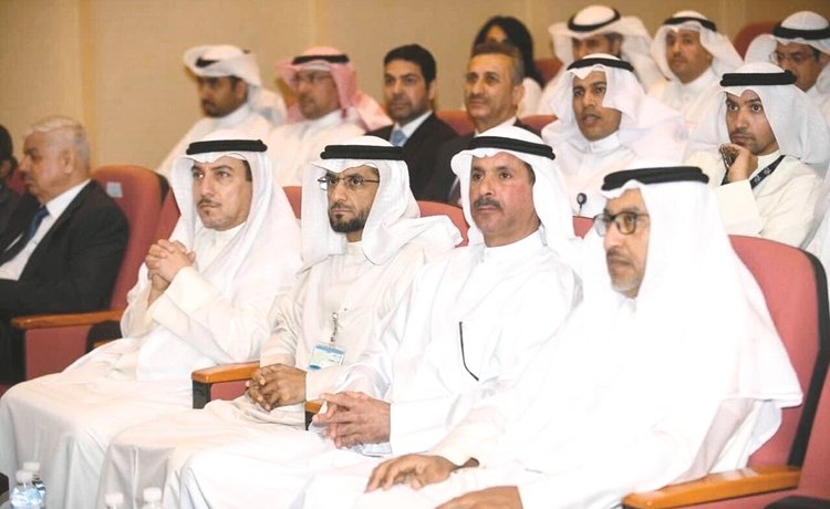 د. أحمد الأثري ود. عيسى المشيعي وم. حجرف الحجرف ود. محمود فخرا في مقدمة الحضور﻿