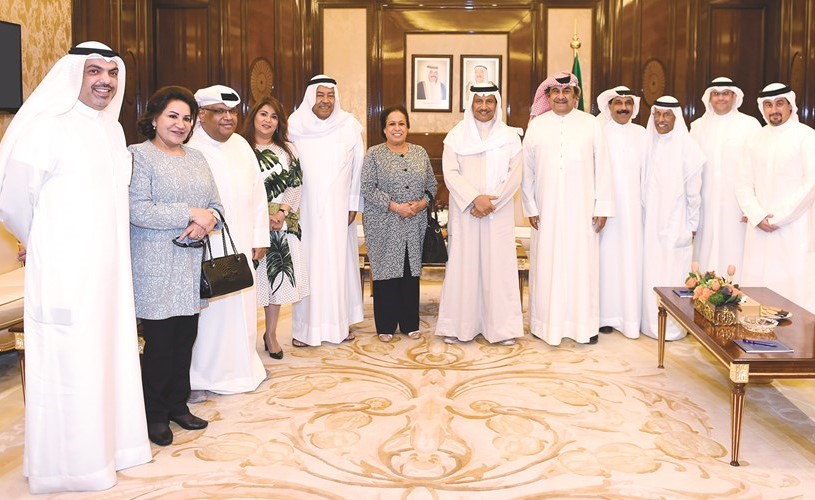  سمو رئيس الوزراء الشيخ جابر المبارك خلال استقباله عبدالعزيز اسحق والمشاركين في افتتاح مشروع الشيخ جابر الأحمد الثقافي﻿