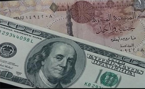 الدولار على أعتاب 17 جنيهاً في البنوك