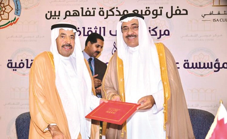 عبدالعزيز البابطين والشيخ د.خالد بن خليفة أثناء توقيع مذكرة التفاهم﻿