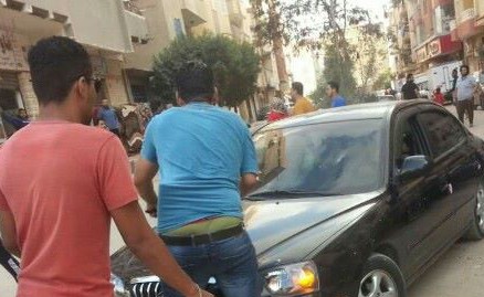بالفيديو والصور.. سيدة مصرية تدهس مواطنين بسيارتها بعد مشاجرة على أولوية المرور