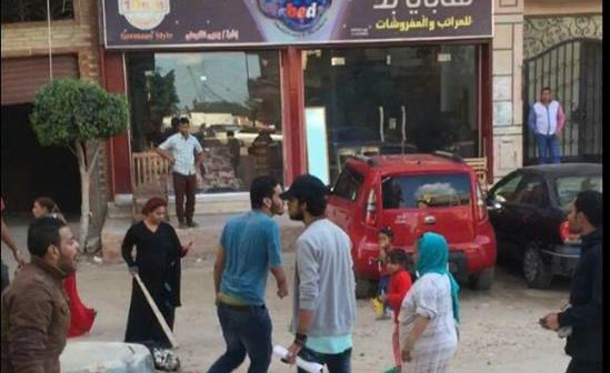بالفيديو والصور.. سيدة مصرية تدهس مواطنين بسيارتها بعد مشاجرة على أولوية المرور