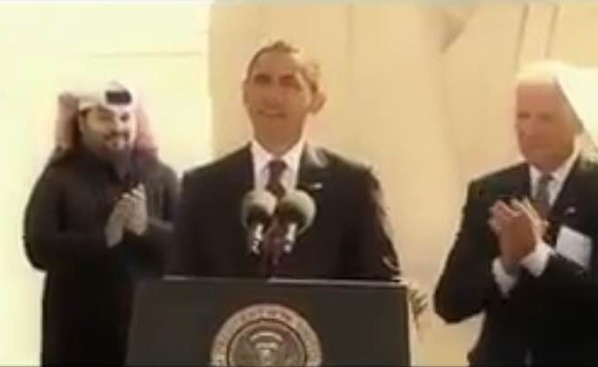 شاهد بالفيديو.. ماذا يفعل هذا الشاب السعودي خلف أوباما؟