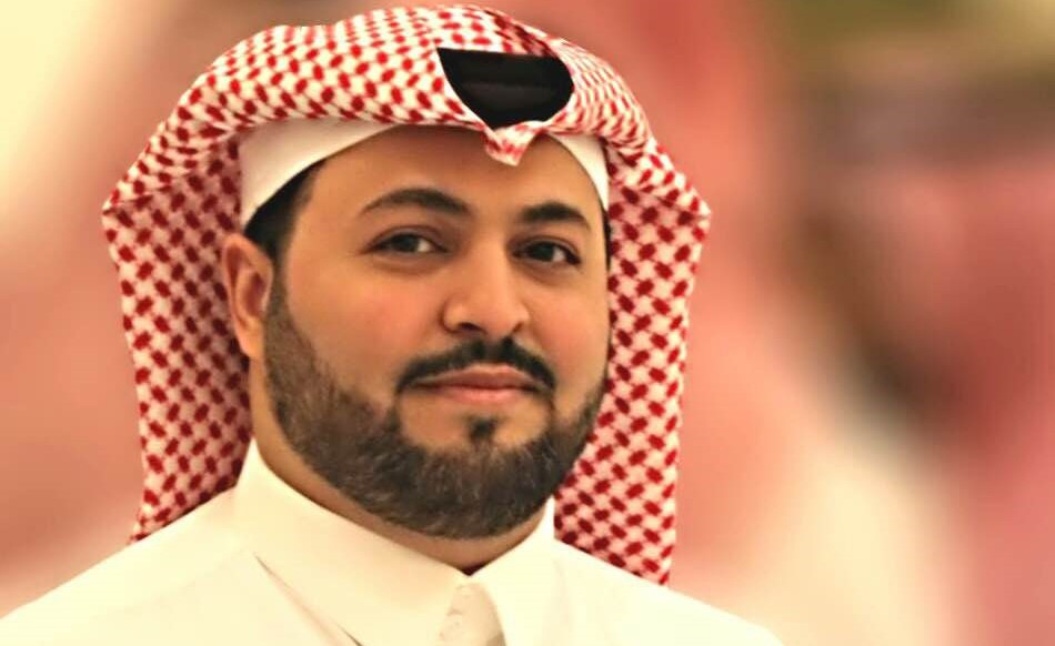 شاهد بالفيديو.. ماذا يفعل هذا الشاب السعودي خلف أوباما؟