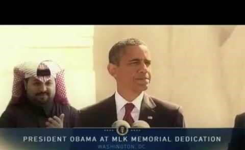 شاهد بالفيديو.. ماذا يفعل هذا الشاب السعودي خلف أوباما؟