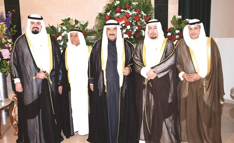 سمو الشيخ ناصر المحمد ومسفر المنشرح وخالد المنشرح وسالم المنشرح والمعرس فهد المنشرح﻿