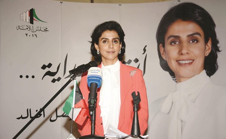 مرشحة الدائرة الثانية عالية الخالد متحدثة اثناء افتتاح مقرها الانتخابي			(احمد ابوعطية)﻿