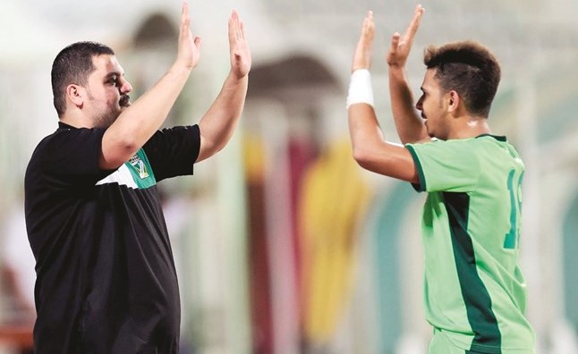 أحمد القلاف محتفلا بهدفه مع مدرب الأخضر الشاب﻿