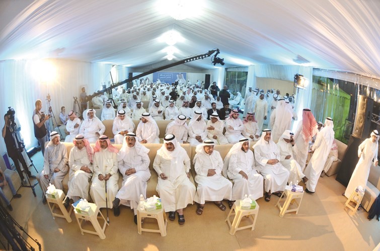 جانب من الحضور خلال افتتاح المقر الانتخابي للنائب السابق ومرشح الدائرة الثالثة علي الخميس	(محمد هنداوي)﻿