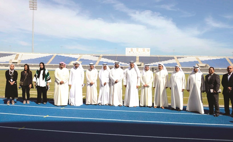 وزير الإعلام والشباب الشيخ سلمان الحمود مع وفد الهيئة في ستاد اليرموك ﻿