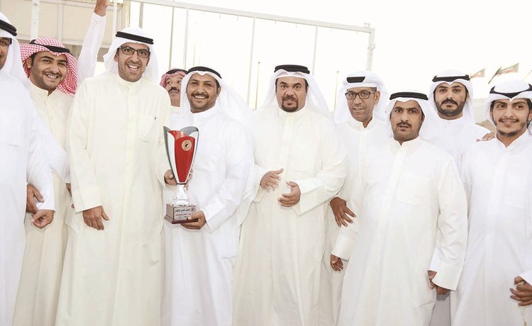 الشيخ ضاري الفهد يسلم كأس الافتتاح لنايف الرشيدي﻿