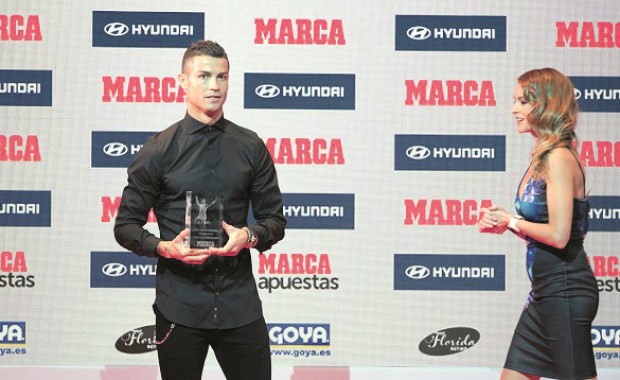 نجم ريال مدريد البرتغالي كريستيانو رونالدو متسلما جائزته﻿