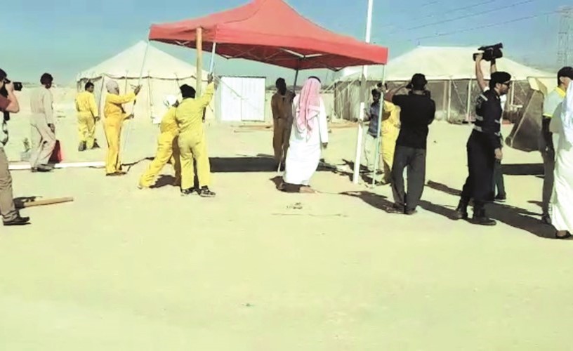 فرق البلدية خلال إزالة أحد المخيمات المخالفة﻿