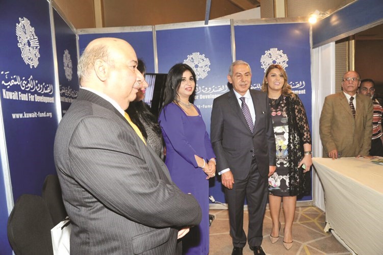الزميلة منى العياف تستقبل ضيوف المعرض في جناح الصندوق الكويتي للتنمية﻿