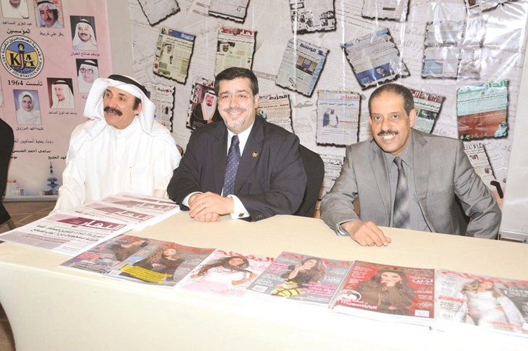 الزملاء جاسم كمال وجاسم التنيب بجناح جمعية الصحافيين في المعرض ﻿