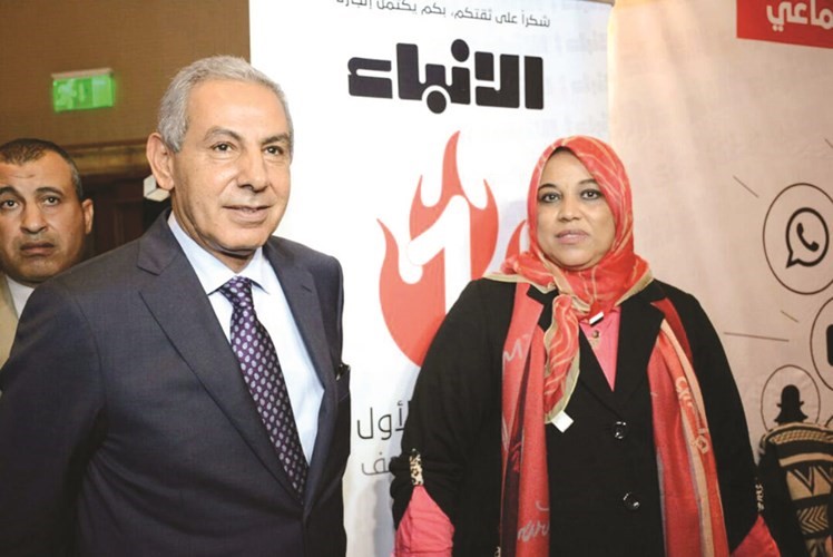 وزير التجارة المصري مع الزميلة هناء السيد في جناح الأنباء﻿
