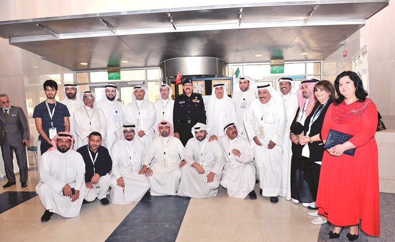 اللواء فيصل النواف ومدير الجامعة وعميد الاجتماعية يتوسطون عددا من المشاركين في الملتقى﻿