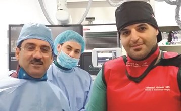د.أحمد أمير والفريق الطبي المشارك في إجراء الجراحة﻿