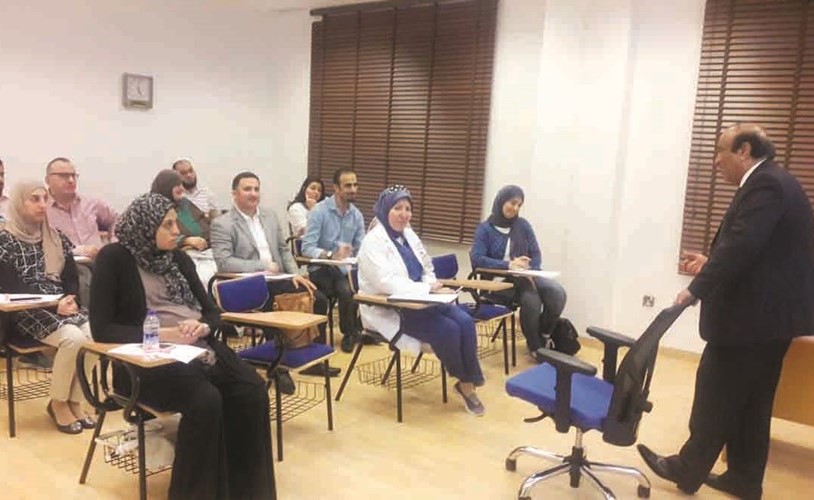 د.خالد الصالح محاضرا خلال الدورة ﻿