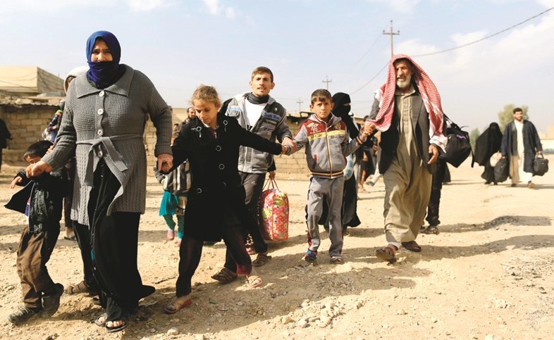 نازحون عراقيون من القتال المحتدم في الموصل قرب حي الانتصار امس	( رويترز) ﻿
