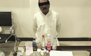 الساحر وأمامه ادوات السحر﻿
