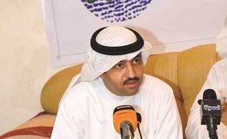 مرشح الدائرة الثانية انور بوخمسين متحدثا خلال الندوة﻿