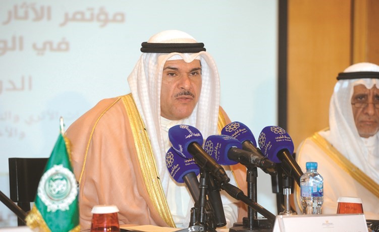 الشيخ سلمان الحمود ود.عبدالله محارب خلال افتتاح الدورة 22 للمؤتمر﻿