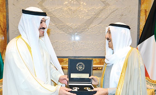 الأمير تسلّم مسكوكة تذكارية بمناسبة مرور 130 عاماً على أول عملة معدنية كويتية