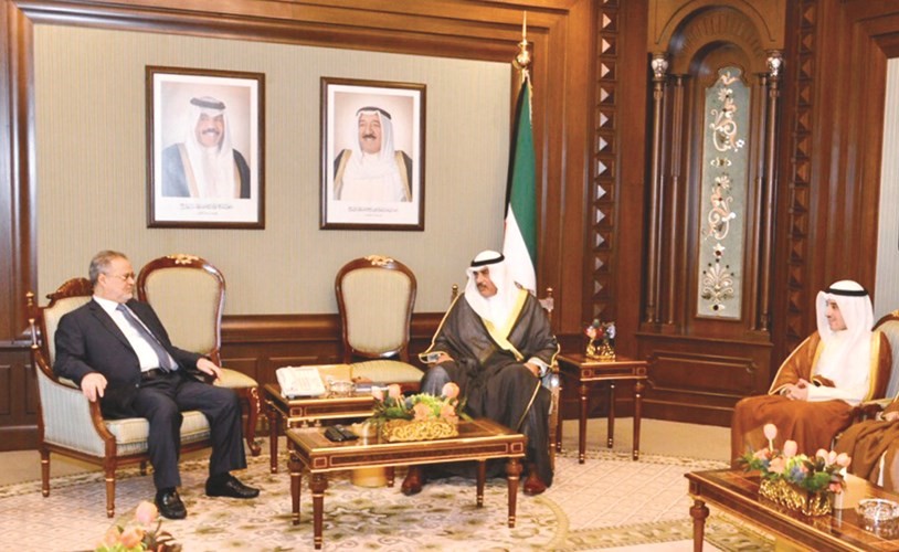 الشيخ صباح الخالد مستقبلا عبدالملك المخلافي بحضور الشيخ د. أحمد ناصر المحمد﻿