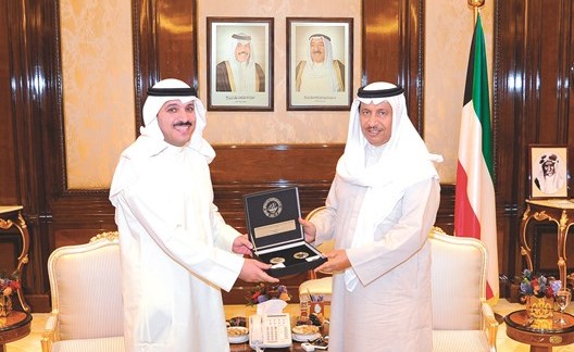  سمو الشيخ جابر المبارك يتلقى الإهداء من د. محمد الهاشل ﻿
