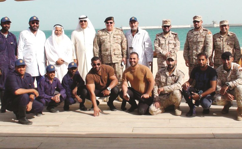 اللواء ركن بحري خالد الكندري متوسطا المشاركين في عملية الإطلاق﻿