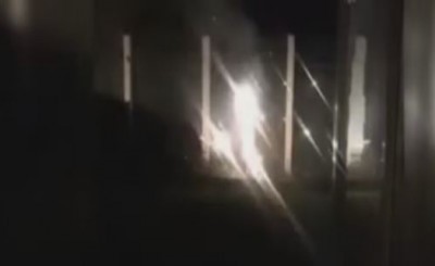 بالفيديو.. لحظة إصابة امرأة بحروق بعد سقوط الألعاب النارية عليها