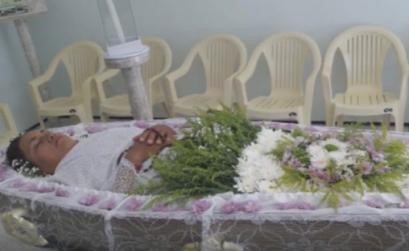 بالفيديو.. برازيلية تقيم جنازة لنفسها وهي على قيد الحياة