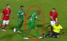 بالفيديو...لاعب يثور في وجه زملائه ويعتدي على الحكم بشكل عنيف