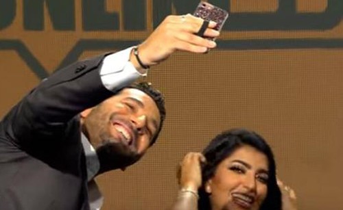 بالفيديو .. مذيع لُبناني يفاجئ الفنانة بثينة الرئيسي على الهواء بسؤال محرج!