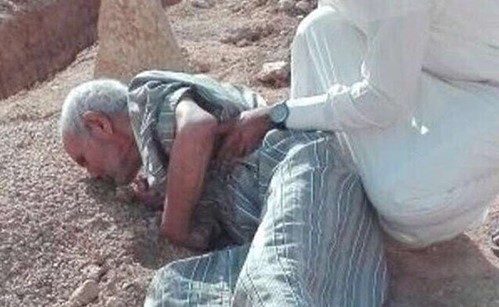 كشف تفاصيل صورة مؤثرة لسعودي يقبل قبر زوجته ويفطر قلوب المغردين