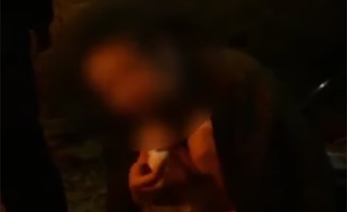 بالفيديو..صينيان يحبسان ابنهما داخل حظيرة لمدة 23 عاماً