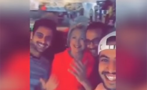 بالفيديو..شباب خليجيون يصورون مع كلينتون على أنغام شيلة