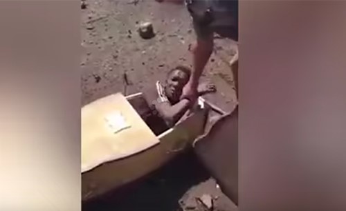 بالفيديو.. عقاب عامل متهم بالسرقة بوضعه داخل تابوت