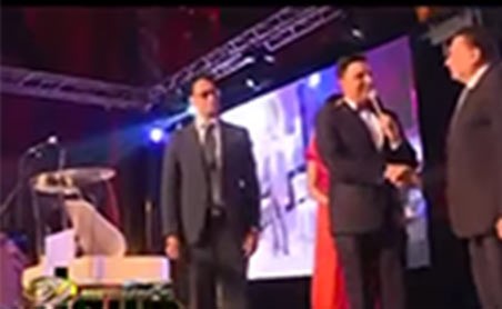 بالفيديو.. عادل إمام يحتضن مذيعة قرطاج ويقبلها على طريقته في الأفلام