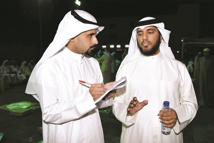 د. حسين القويعان متحدثا للزميل يحيى حميدان﻿