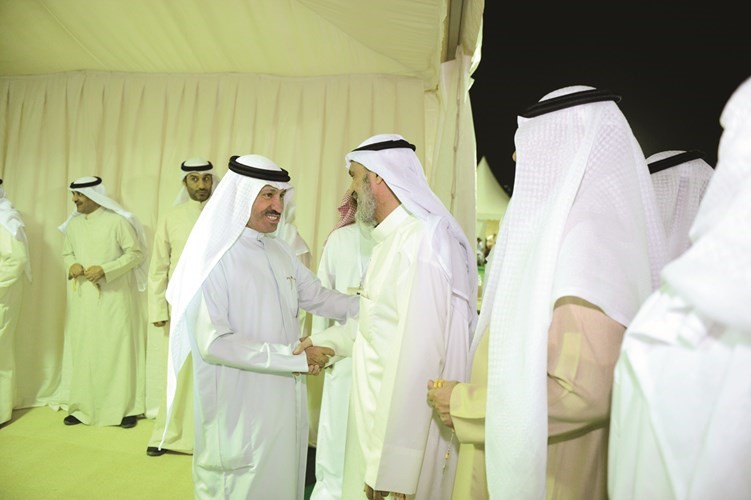 محمد طنا اثناء استقباله الناخبين﻿