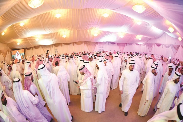 جانب من الحضور خلال افتتاح المقر الانتخابي للنائب السابق ومرشح الدائرة الرابعة سعد الخنفور ﻿