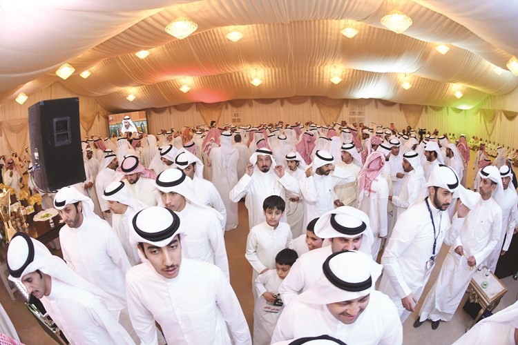 عدد من ابناء الدائرة الرابعة خلال افتتاح المقر الانتخابي لسعد الخنفور﻿
