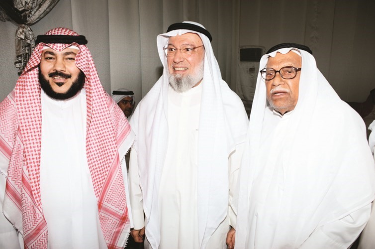 احمد باقر متوسطا اثنين من الناخبين﻿